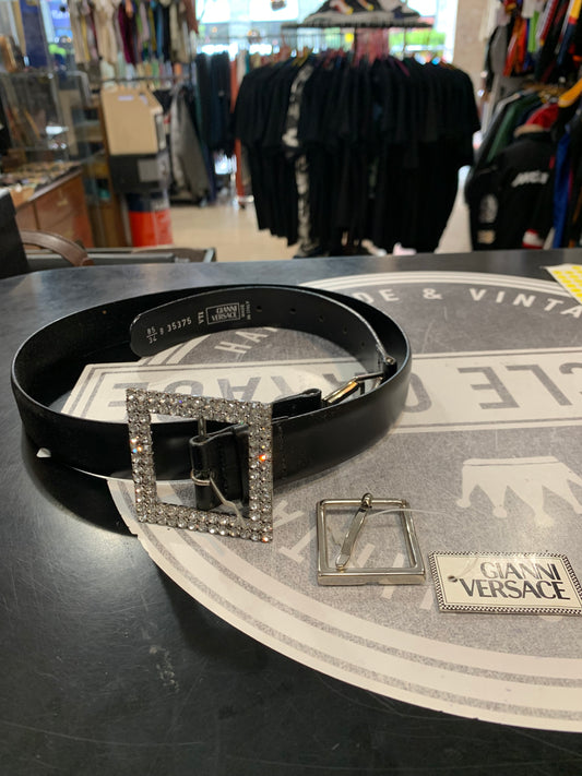 Cintura Gianni Versace vintage in pelle nera con fibbia strass