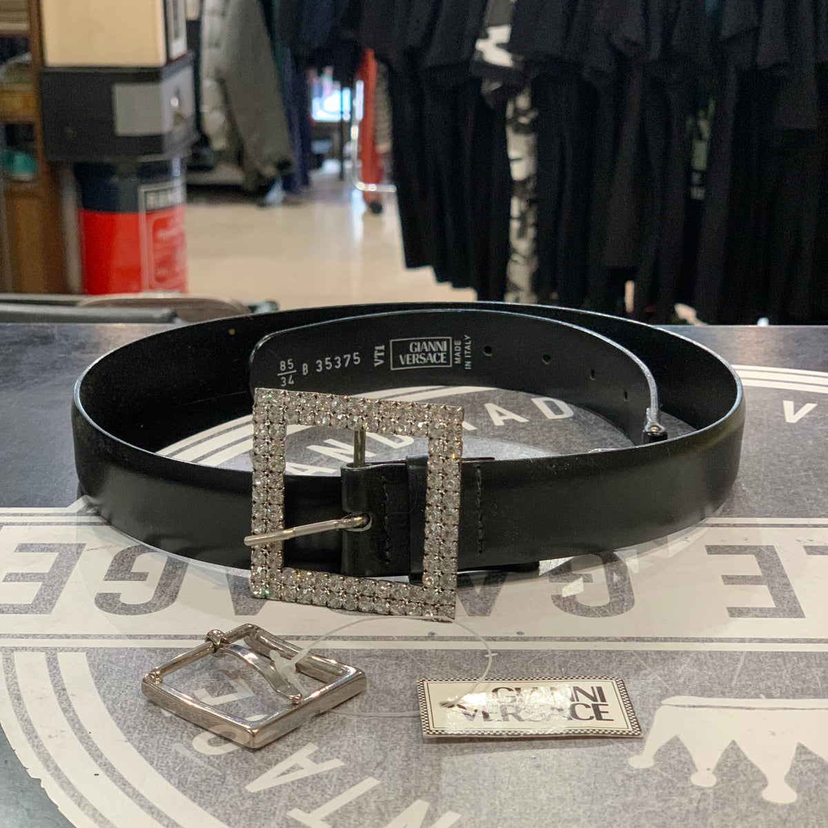 Cintura Gianni Versace vintage in pelle nera con fibbia strass