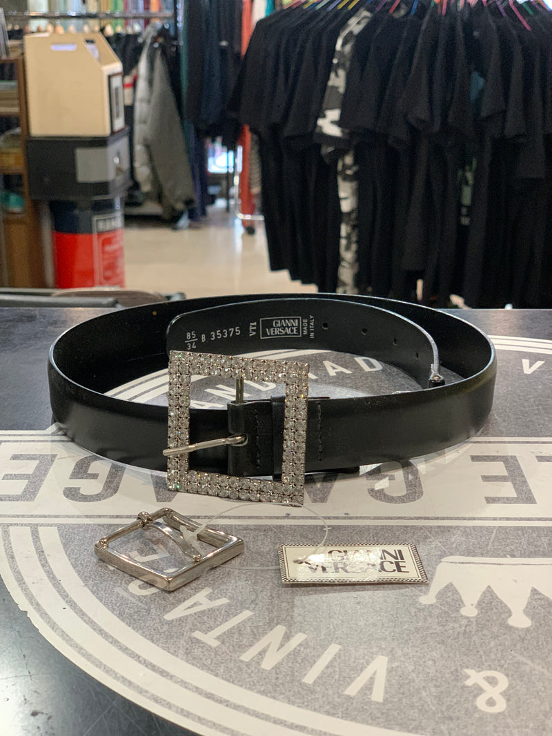 Cintura Gianni Versace vintage in pelle nera con fibbia strass