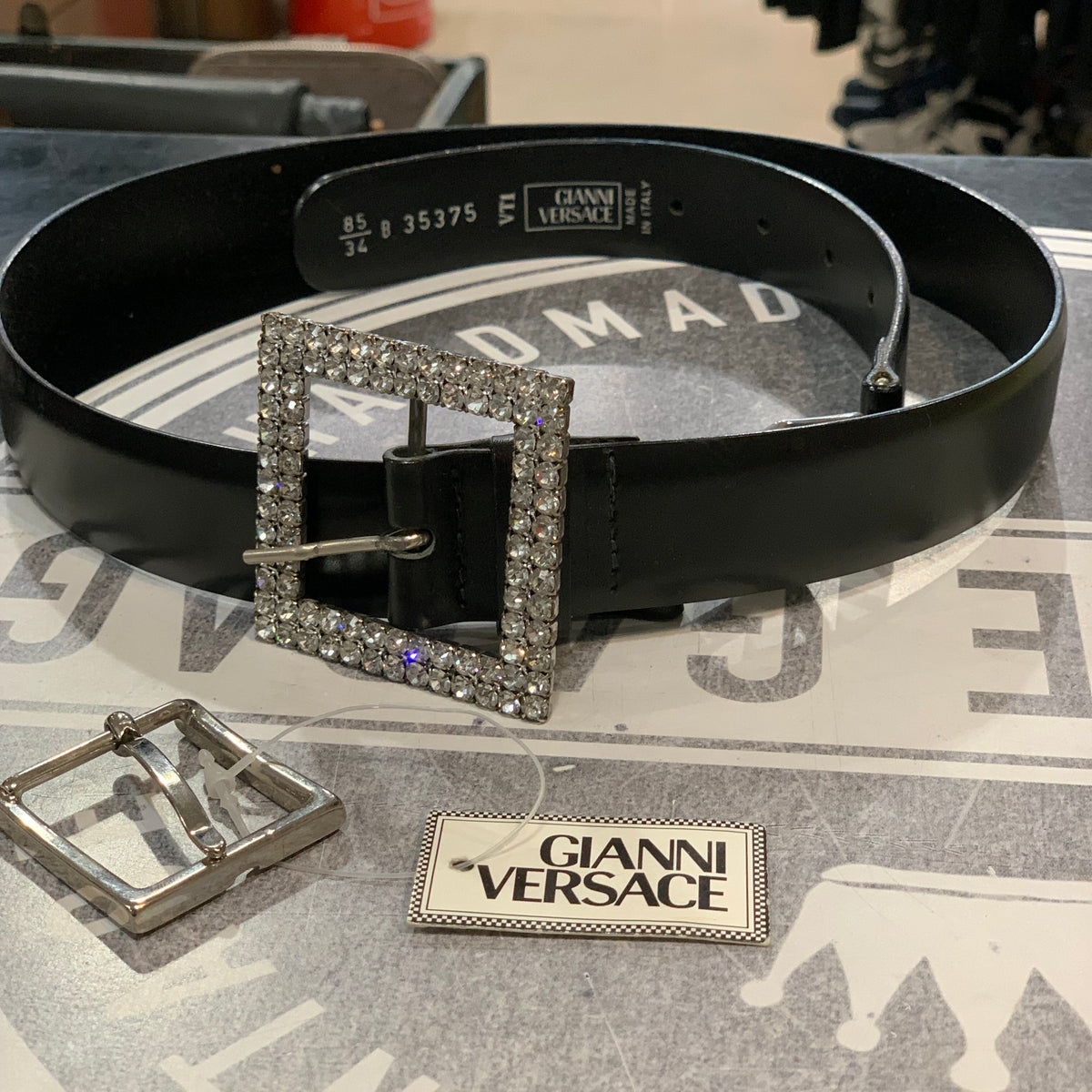 Cintura Gianni Versace vintage in pelle nera con fibbia strass