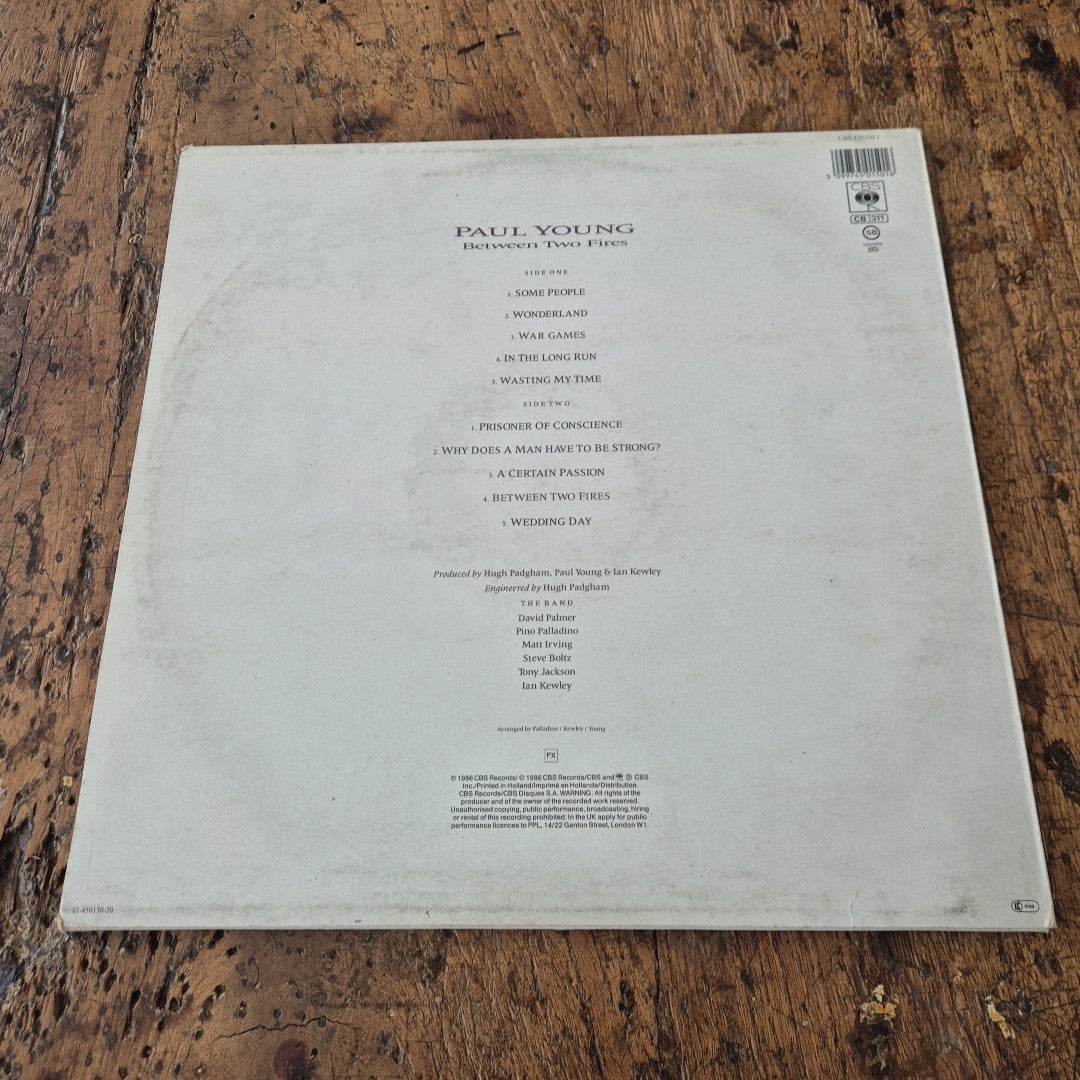 LP Paul Young - Between Two Fires CBS 450150 1 Musica Rock Pop Vinile Holland