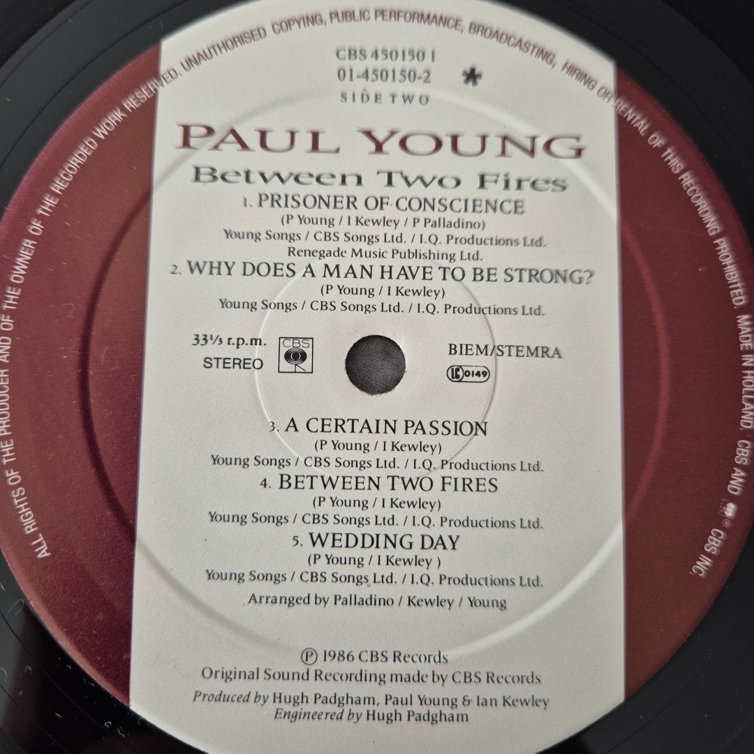 LP Paul Young - Between Two Fires CBS 450150 1 Musica Rock Pop Vinile Holland
