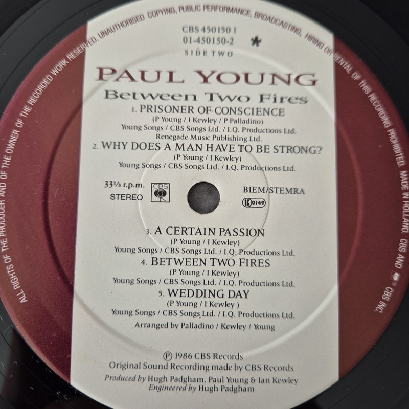 LP Paul Young - Between Two Fires CBS 450150 1 Musica Rock Pop Vinile Holland
