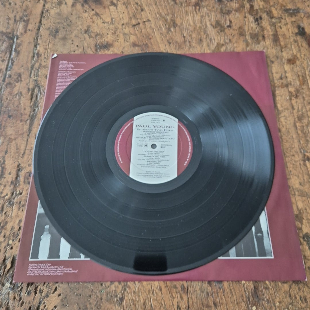 LP Paul Young - Between Two Fires CBS 450150 1 Musica Rock Pop Vinile Holland
