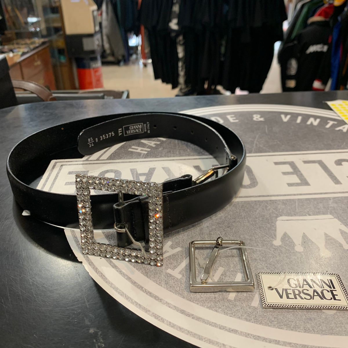 Cintura Gianni Versace vintage in pelle nera con fibbia strass