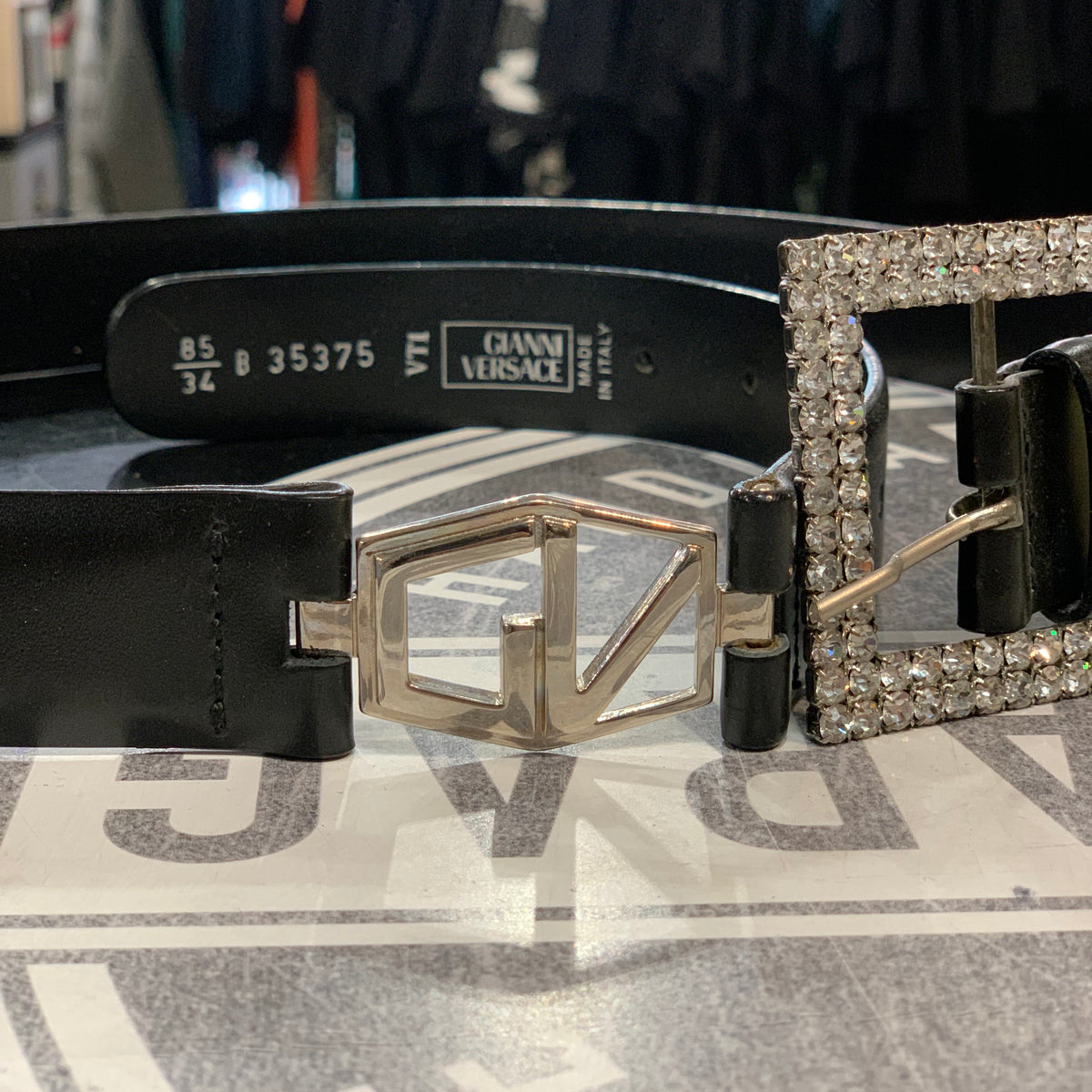 Cintura Gianni Versace vintage in pelle nera con fibbia strass