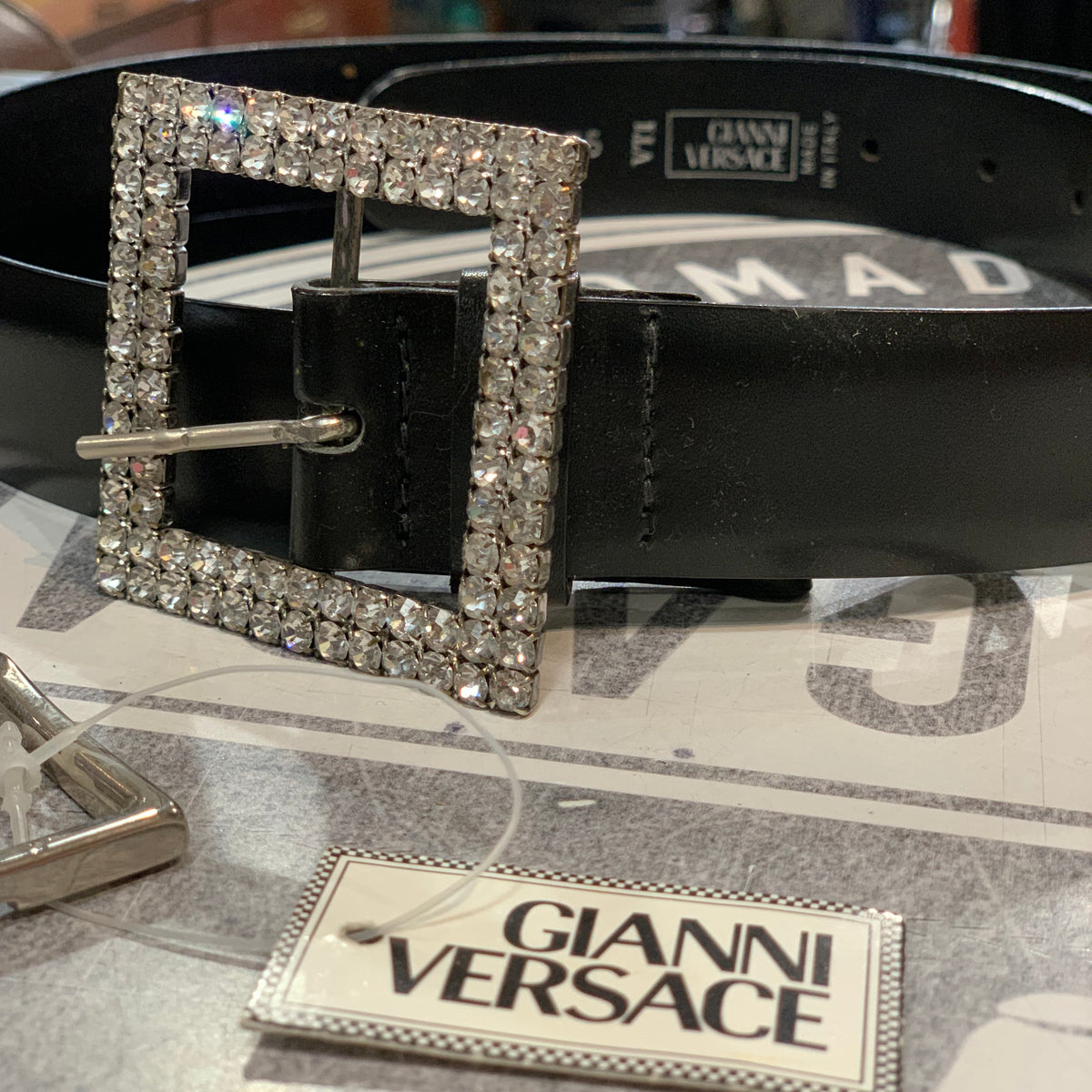 Cintura Gianni Versace vintage in pelle nera con fibbia strass