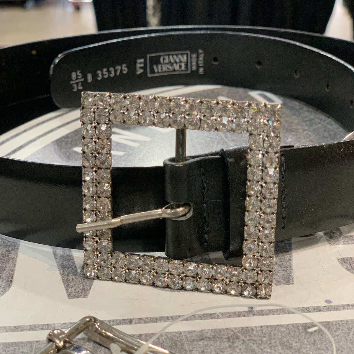 Cintura Gianni Versace vintage in pelle nera con fibbia strass