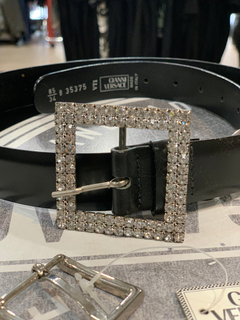 Cintura Gianni Versace vintage in pelle nera con fibbia strass