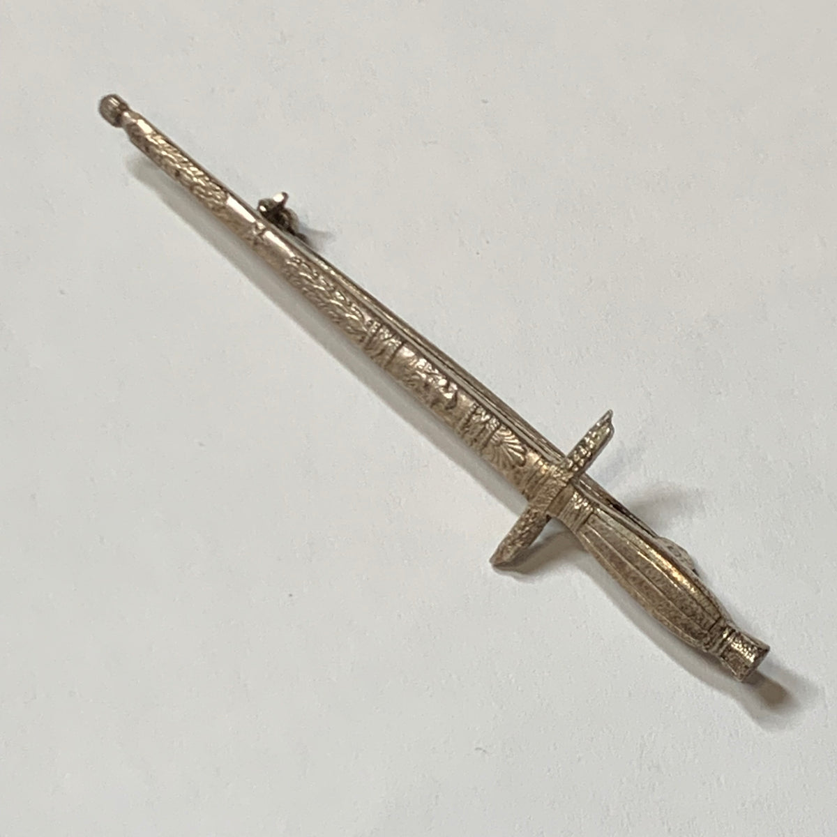 Spilla a forma di spada argento 800