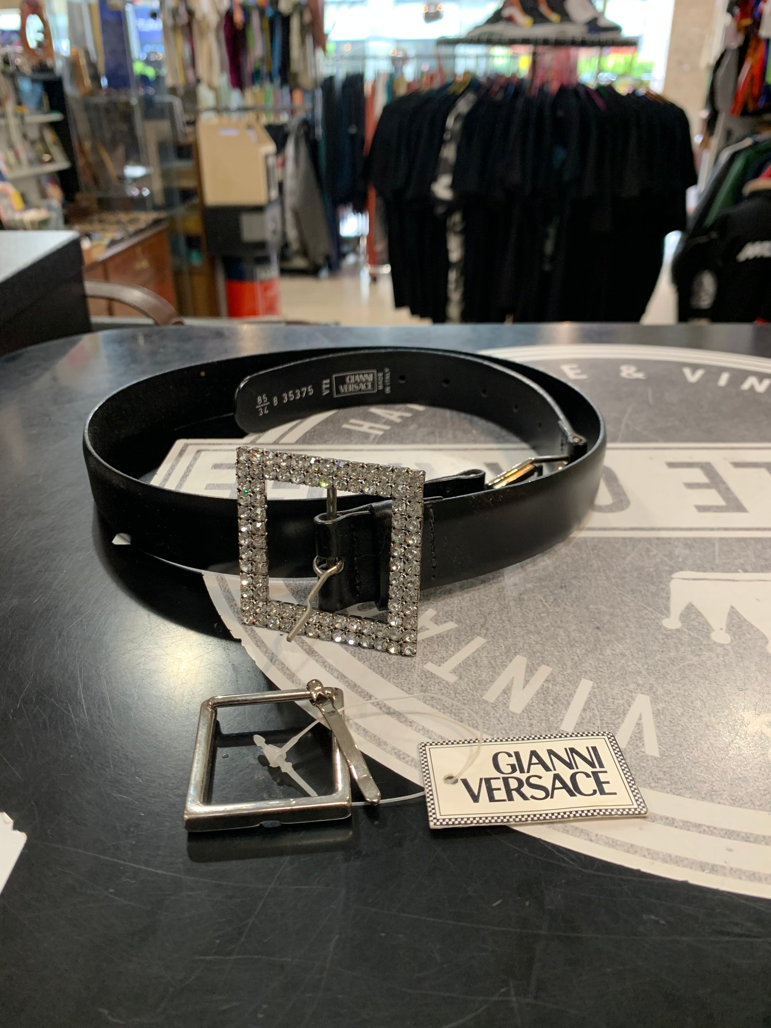 Cintura Gianni Versace vintage in pelle nera con fibbia strass