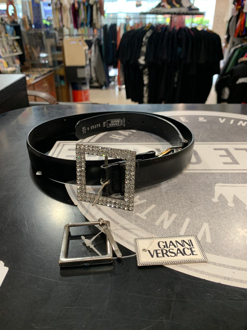 Cintura Gianni Versace vintage in pelle nera con fibbia strass
