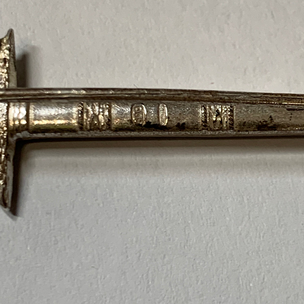 Spilla a forma di spada argento 800
