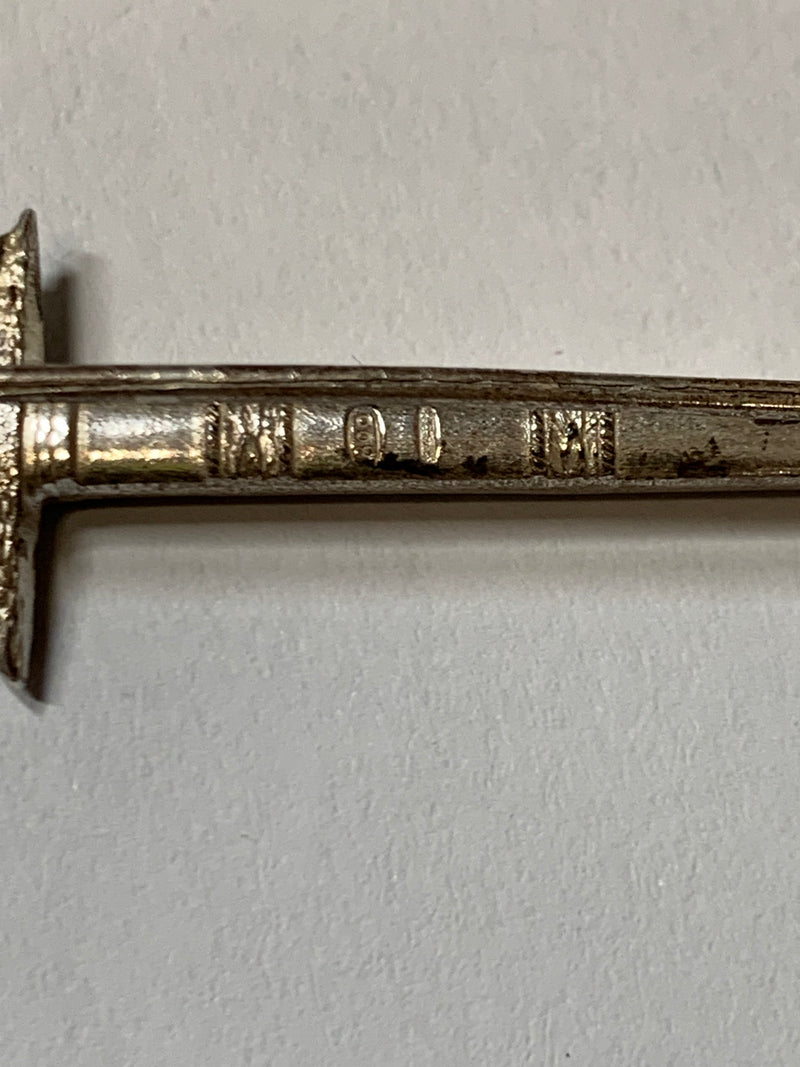 Spilla a forma di spada argento 800