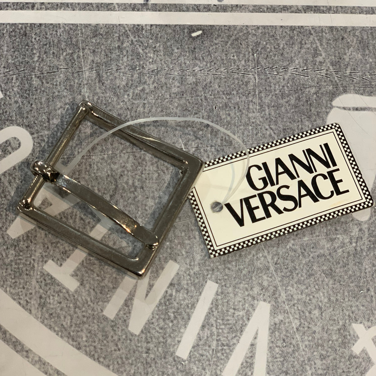 Cintura Gianni Versace vintage in pelle nera con fibbia strass