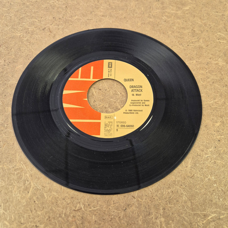 45 giri Queen - Another One Bites the Dust / Dragon attack