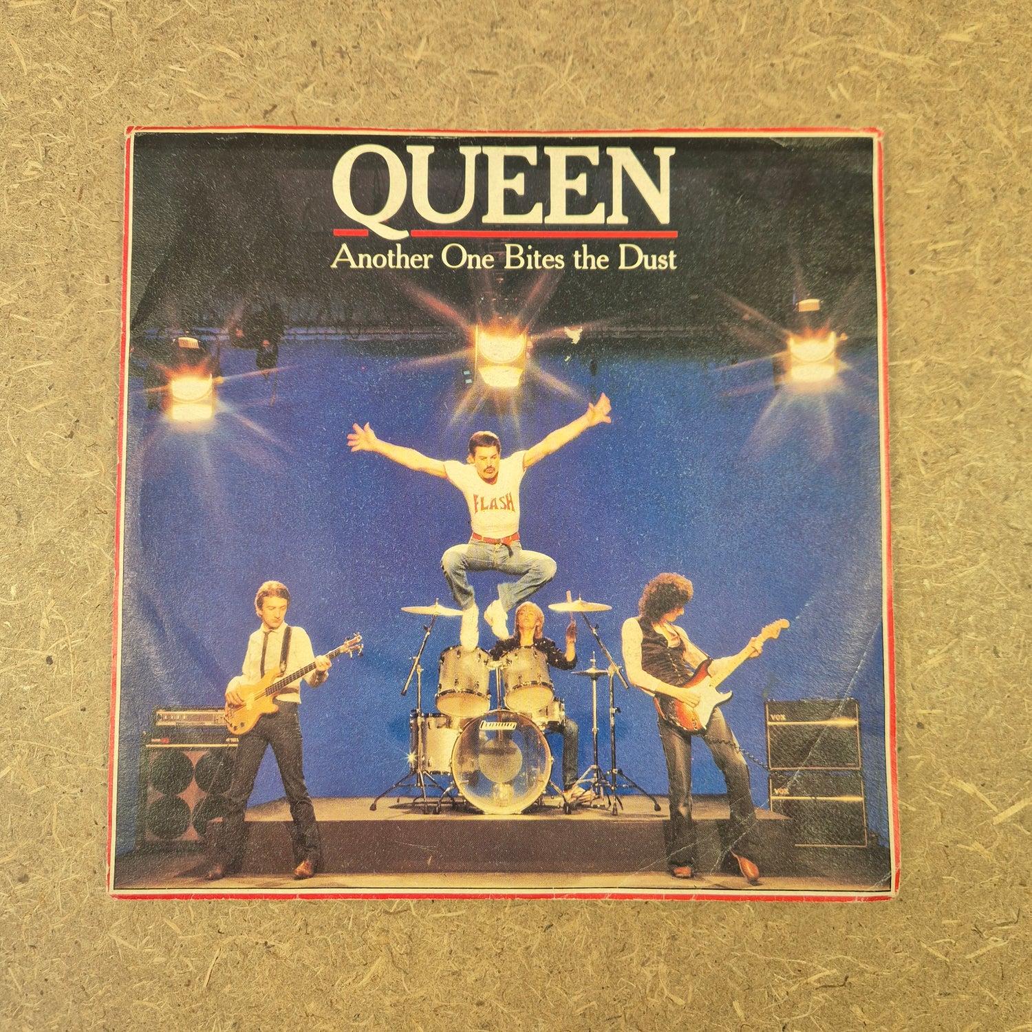 45 giri Queen - Another One Bites the Dust / Dragon attack