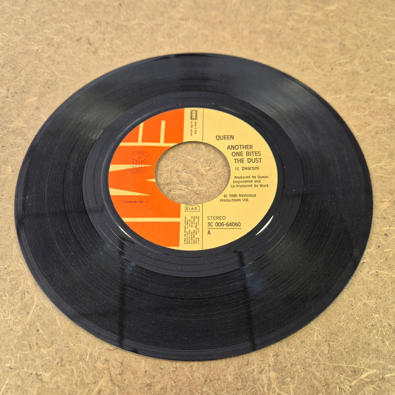 45 giri Queen - Another One Bites the Dust / Dragon attack